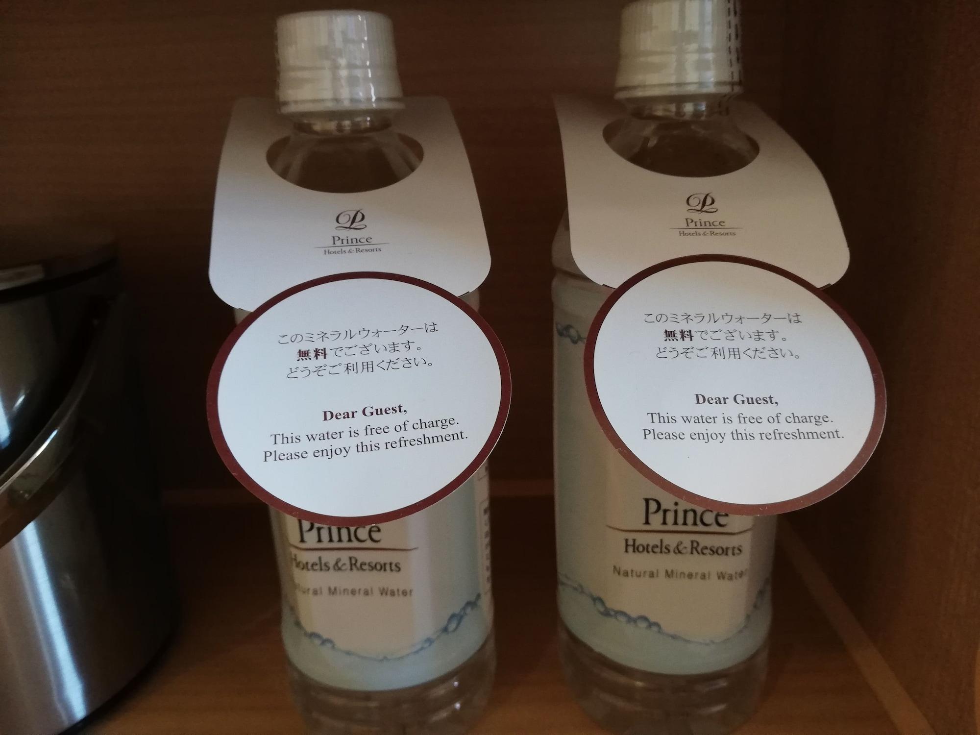 Sapporo Prince Hotel מראה חיצוני תמונה Bottled water at a hotel