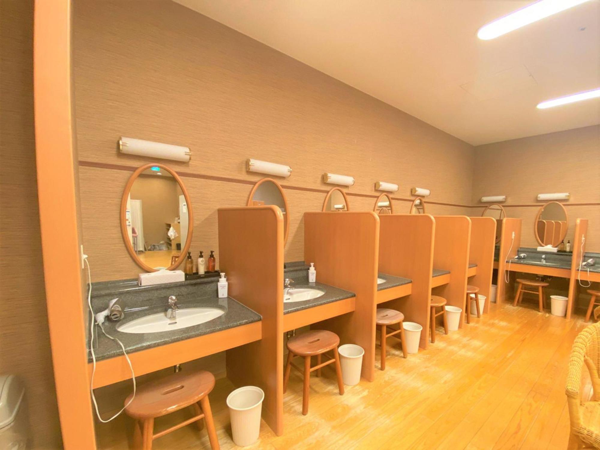 Sapporo Prince Hotel מראה חיצוני תמונה A Japanese onsen's washing room