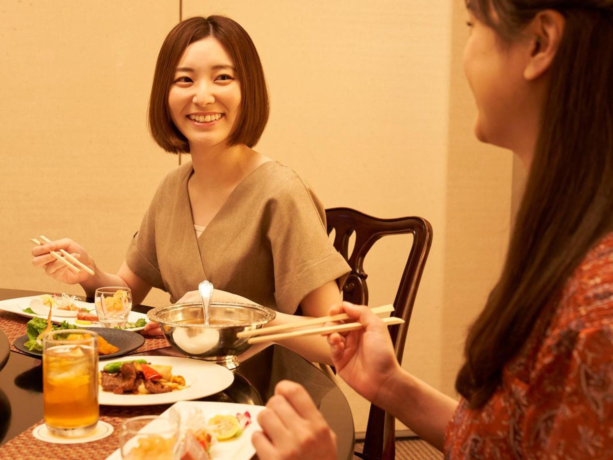 Sapporo Prince Hotel מראה חיצוני תמונה Japanese women eating with chopsticks