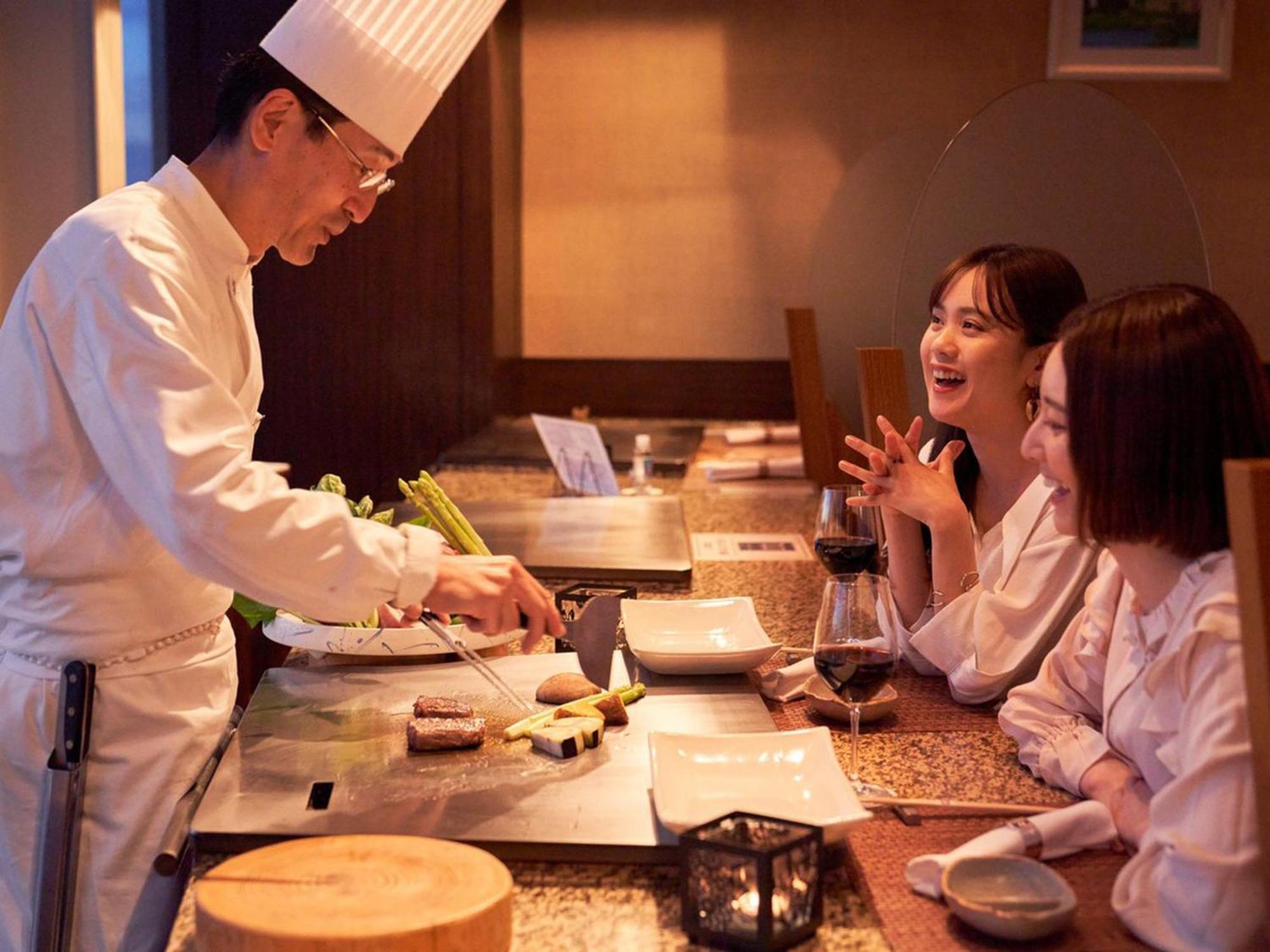 Sapporo Prince Hotel מראה חיצוני תמונה A Japanese chef preparing sushi