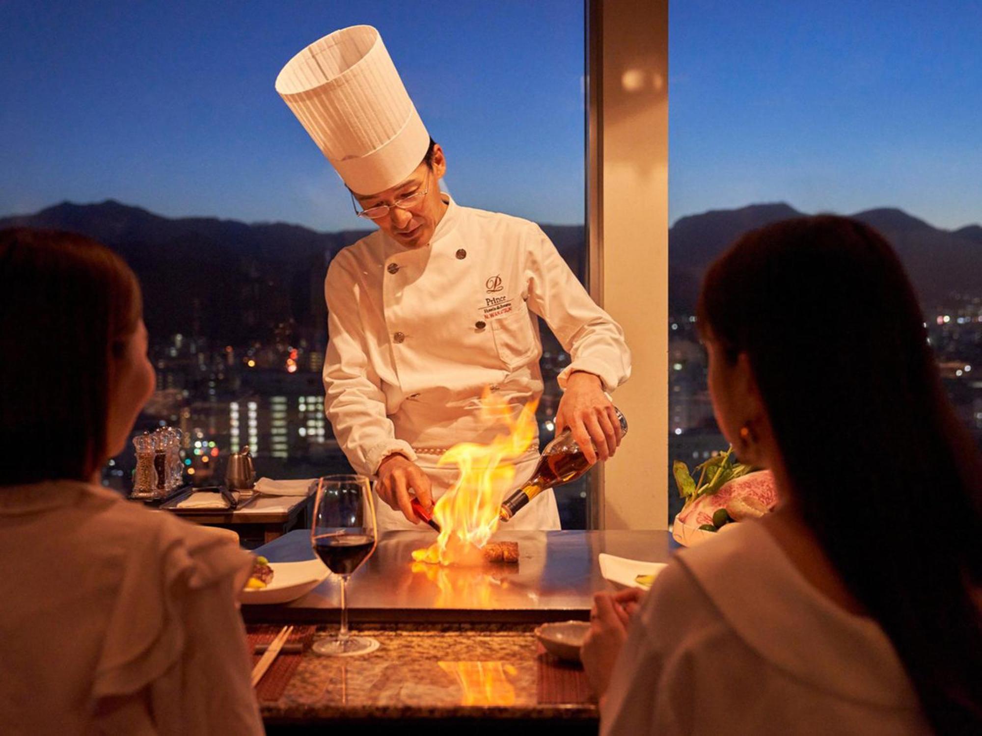 Sapporo Prince Hotel מראה חיצוני תמונה A chef cooking at the restaurant